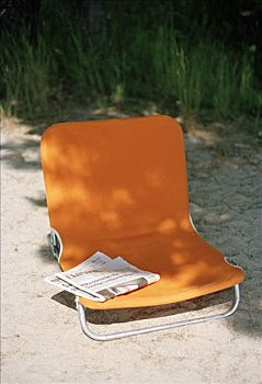 报纸,太阳椅