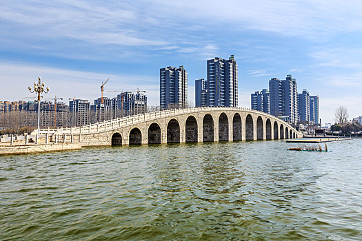 中国山东省聊城市东阿洛神湖上的十七孔桥
