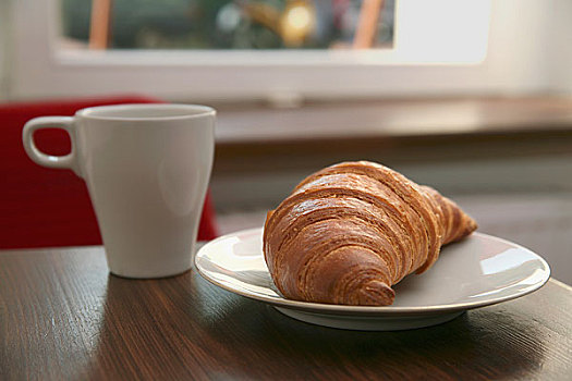 咖啡杯,牛角面包,桌上