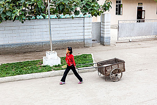 朝鲜平壤街头用小推车小拉车运输货物的人