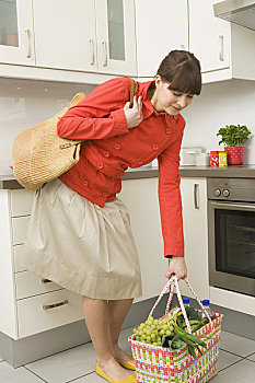 女人,厨房,购物袋