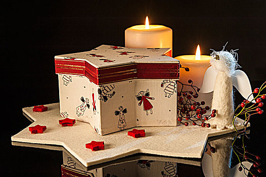 圣诞装饰,红色,白色,星形,盒子,天使,两个,照亮,蜡烛,星,黑色背景