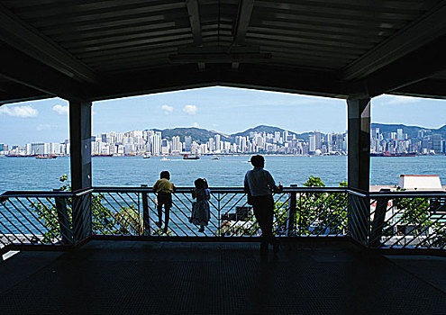 香港,剪影,成年,两个孩子,靠着,栏杆,后视图,城市,远景