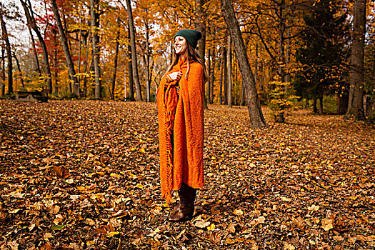 美女,包着,橙色,毯子,树林