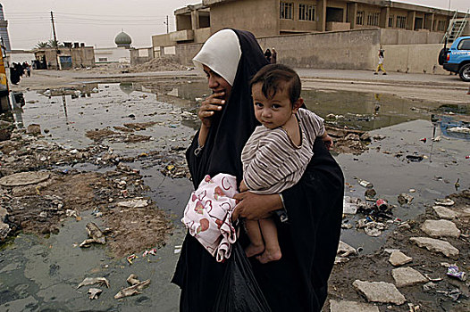 女人,小孩,街道,满,下水道,水,健康,中心,居民区,巴士拉,伊拉克