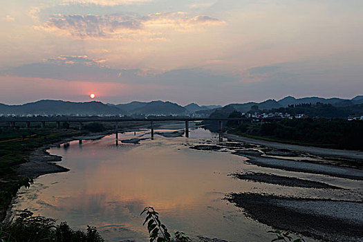 夕阳西下的歙县雄村全景