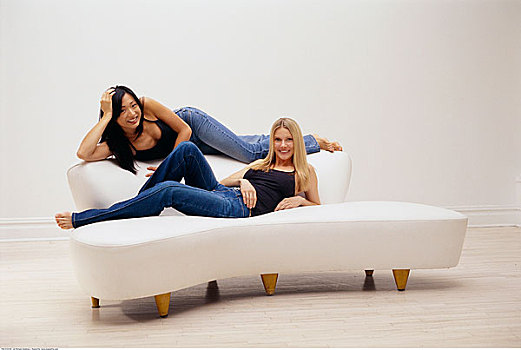 两个女人,躺着,沙发