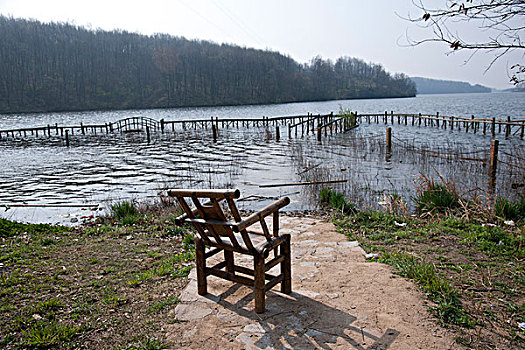 湖畔椅子
