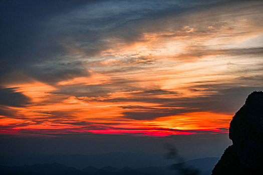 重庆酉阳,夕阳无限美,点灯祈福长