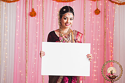 肖像,新娘,传统,南,印度,连衣裙,拿着,招贴,微笑