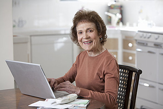 老年,女人,工作,笔记本电脑,微笑