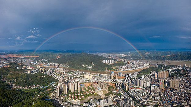 广西梧州,雨后彩虹景美如画