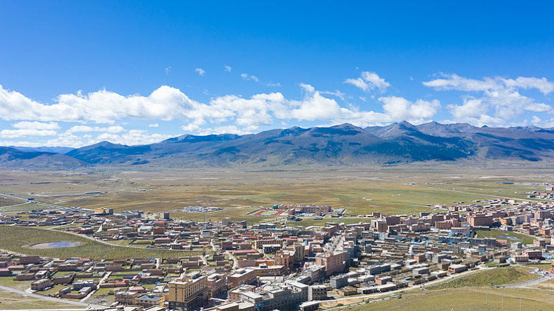 四川理塘县城市风光_高清图片_全景视觉