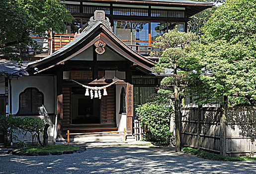 水前寺成趣园是仿造江户时代从江户日本桥至京都三条大桥间东海道上的53道美景缩小而建的,别具情趣,园内风景优雅,为典型的桃山风格的纯日本风情回游式庭院