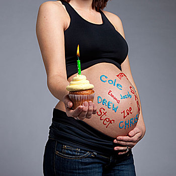 孕妇,婴儿,书写,上方,裸露,腹部,拿着,杯形蛋糕,燃烛,艾伯塔省,加拿大