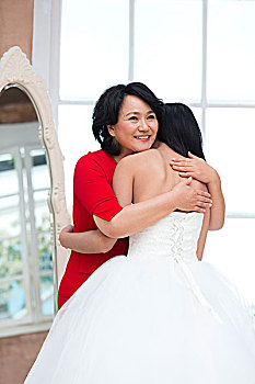 新娘和母亲拥抱