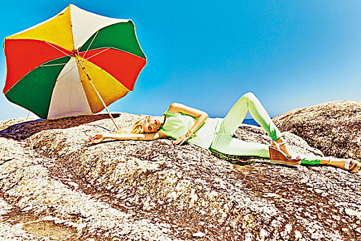 女人,穿,上面,裤子,躺着,石头,靠近,遮阳伞