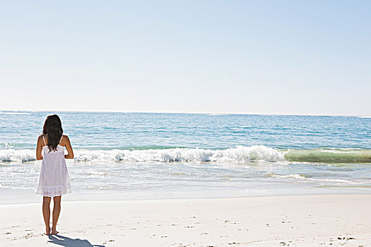 黑发,白人,太阳裙,站立,水,海滩