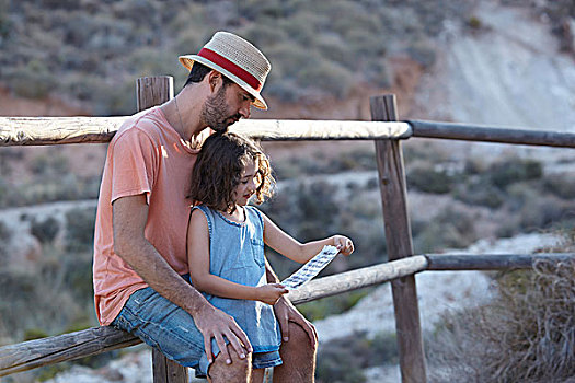 父亲,女儿,坐,栅栏,读,记事本,艾美利亚,安达卢西亚,西班牙