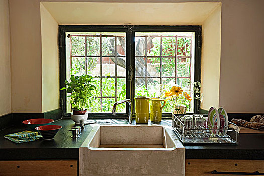 厨房操作台,黑色,大,石头,水槽,仰视,窗户,玻璃窗