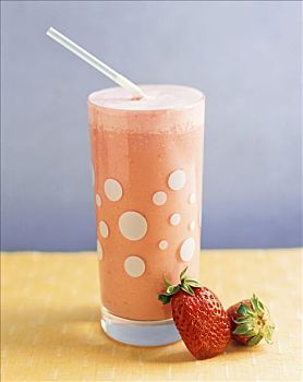 草莓奶昔,吸管,玻璃杯