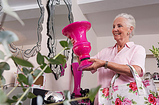 老年,女人,拿着,向上,花瓶,花店