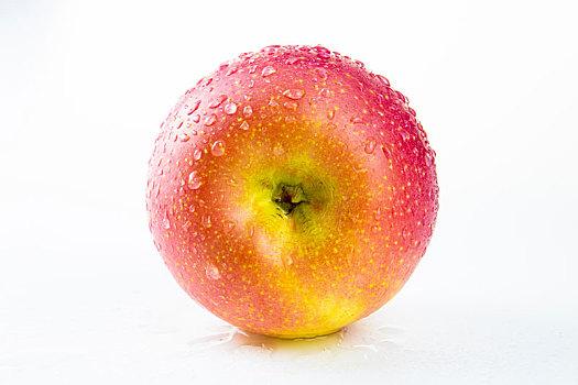 一个新鲜带水珠的红苹果底部特写