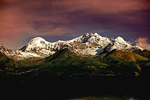 西藏高原雪山