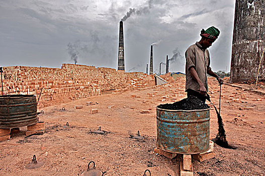 一个,男人,倒出,煤,砖,窑,近郊,达卡,孟加拉,浓厚,黑烟,烟囱,姿势,严肃,威胁,环境,二月,2007年