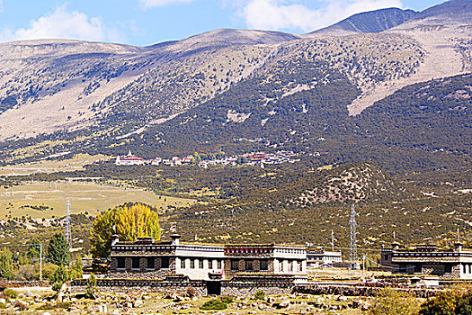 桑堆村风貌藏族民居