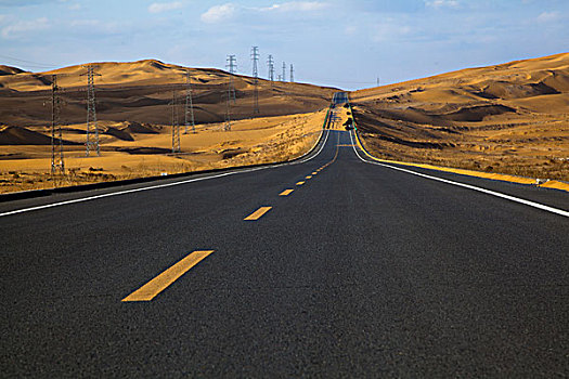 穿过沙漠的公路