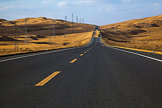 穿過沙漠的公路