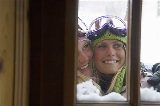 两个,年轻,金发,女人,滑雪服,看,窗户