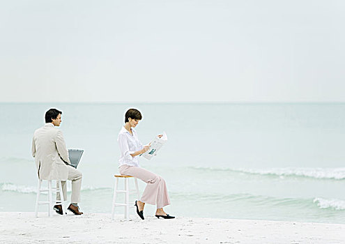 商务人士,坐,凳子,海滩,一个,使用笔记本,读报