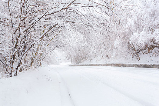 陕西秦岭公路雪景