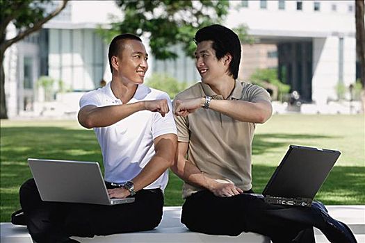 兩個男人,使用,筆記本電腦,公園