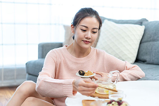 年轻女士在家吃下午茶