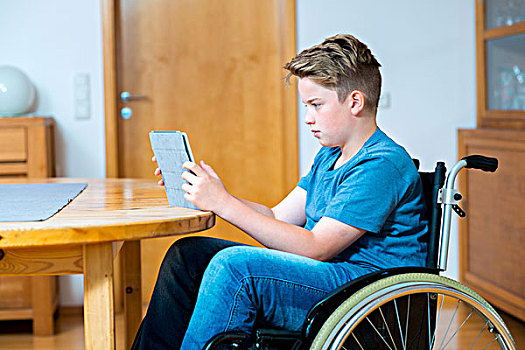 男孩,轮椅,平板电脑