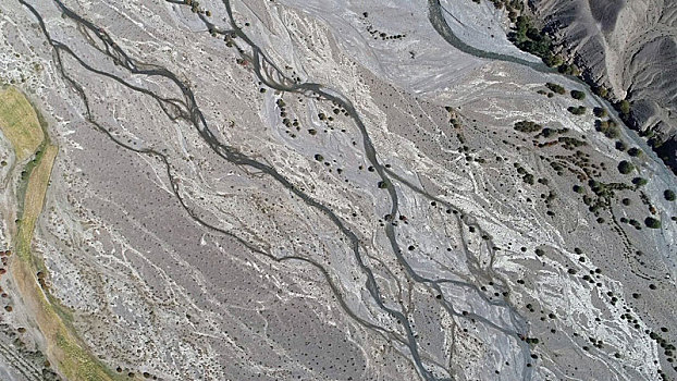 新疆伊吾河,流淌在干旱荒漠中的生命水源