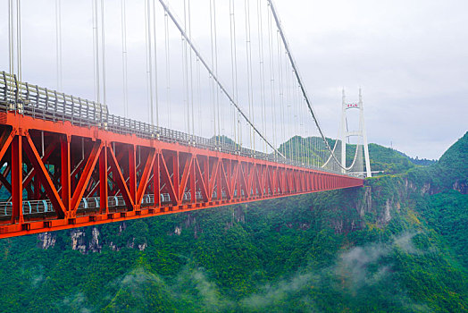 湘西矮寨大桥风景区,云雾缭绕美景如画