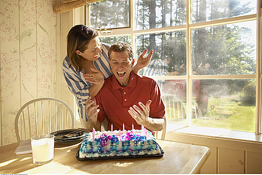 女人,惊讶,男人,生日蛋糕