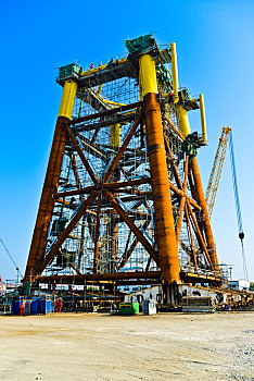 胜利油田油建龙口海工基地建造大型海上石油平台导管架
