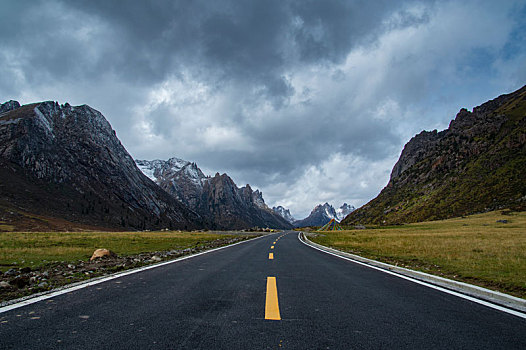 高原群山中的高速公路