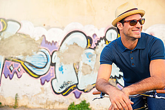 微笑,男人,帽子,墨镜,靠着,自行车,靠近,城市,涂鸦,墙壁