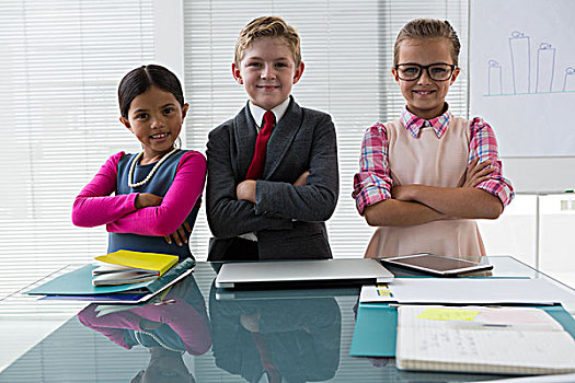 儿童,公司主管,微笑,站立,办公室,头像