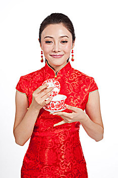 棚拍身穿中国传统服装的年轻女人端茶杯