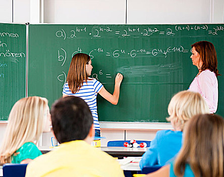 女生,站立,黑板,解决,数学,问题