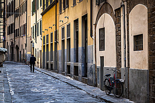 男人,走,狭窄街道,佛罗伦萨,托斯卡纳,意大利