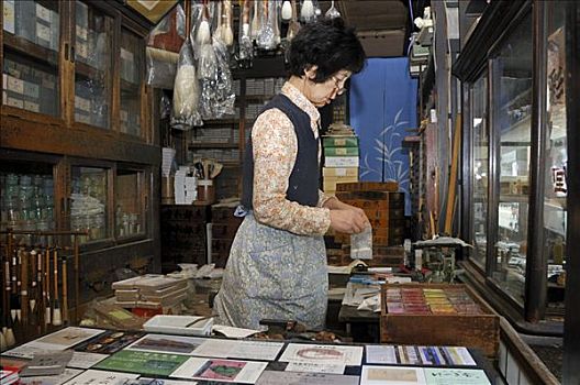 销售员,跪着,榻榻米,称重,矿物质,彩色,绘画,传统,店,美术用品,京都,日本,亚洲