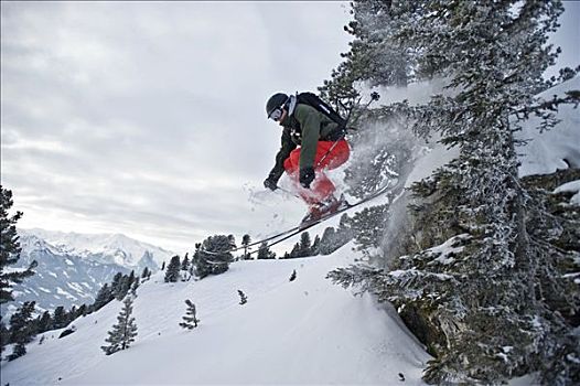 厚雪,滑雪者,自由滑行者,跳跃,上方,石头,阿尔卑斯山,提洛尔,奥地利,欧洲